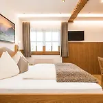 - Florian Hotel apartamentowy 3*